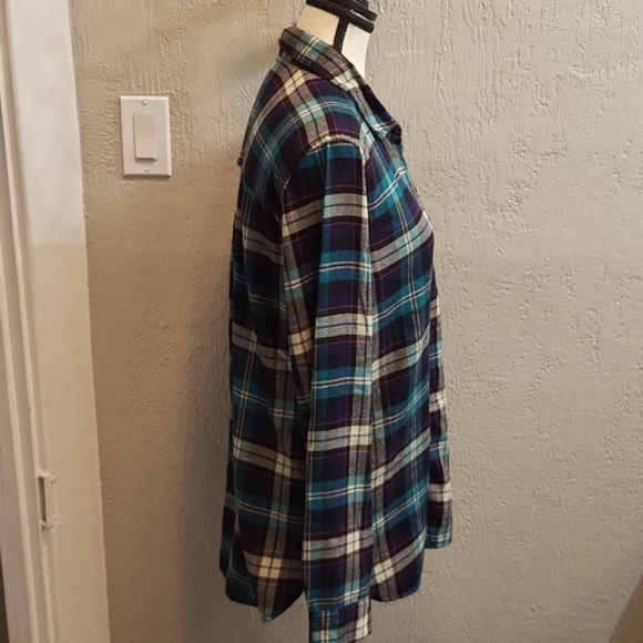 American Eagle Boyfriend Fit AHH-Mazingly Soft Flannel Button Down - Picture 3 of 6